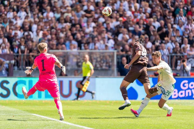 Taichi Hara (FC St. Pauli, 18) Torschuss Torchance per Kopfball, Krisztian Keresztes (SpVgg Greuther Fuerth, 29), GER, FC St. Pauli vs. SpVgg Greuther Fuerth, Fussball, 2. Bundesliga, Spieltag 1, Saison 2026 2027, 09.08.2026 DFL REGULATIONS PROHIBIT ANY USE OF PHOTOGRAPHS AS IMAGE SEQUENCES AND OR QUASI-VIDEO GER, FC St. Pauli vs. SpVgg Greuther Fuerth, Fussball, 2. Bundesliga, Spieltag 1, Saison 2026 2027, 09.08.2026 Hamburg *** Taichi Hara, FC St. Pauli, 18 shots on goal, scoring chance via header; Krisztian Keresztes, SpVgg Greuther Fürth, 29, GER, FC St. Pauli vs. SpVgg Greuther Fürth, Soccer, 2. Bundesliga, Matchday 1, 2026–2027 Season, August 9, 2026 DFL regulations prohibit any use of photographs as image sequences and or quasi-video, GER, FC St. Pauli vs. SpVgg Greuther Fürth, Soccer, 2. Bundesliga, Matchday 1, 2026–2027 Season, August 9, 2026, Hamburg Copyright: xEibner-Pressefoto MaxxVincenx EP_MVN