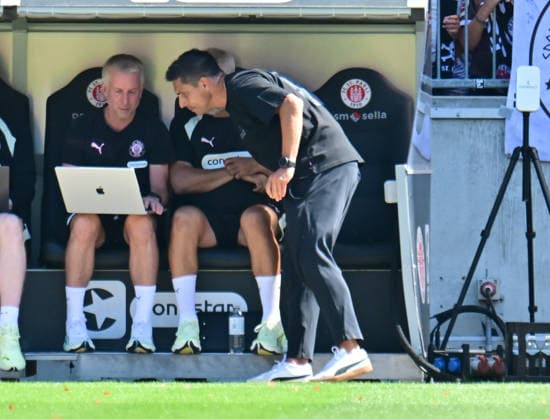 08.08.2026,GER Fußball, Männer, 2.BL, Spieltag 1, Saison 2026 2027, Hamburg, FC St. Pauli vs SpVgg Greuther Fürth Trainer Marcel Rapp (Pauli) redet mit Co-Trainer Jens Schuster (Pauli) DFB DFL regulations prohibit any use of photographs as image sequences and or quasi-video) Hamburg Millerntorstadion Hamburg Deutschland *** August 8, 2026, GER Soccer, Men, 2nd Division, Matchday 1, 2026–2027 Season, Hamburg, FC St. Pauli vs. SpVgg Greuther Fürth Coach Marcel Rapp of St. Pauli talks with assistant coach Jens Schuster. St. Pauli. DFB and DFL regulations prohibit any use of photographs as image sequences and or quasi-video. Hamburg, Millerntorstadion, Hamburg, Germany Copyright: xnordphotoxGmbH xWitkex