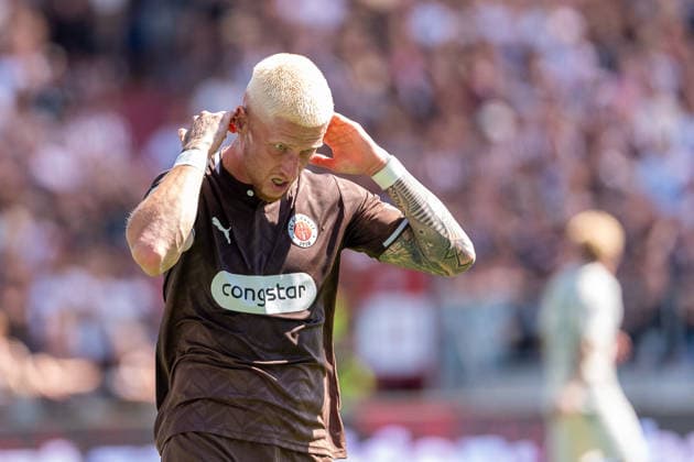 Louis Oppie (FC St. Pauli, 23) enttaeuscht Enttaeuschung, GER, FC St. Pauli vs. SpVgg Greuther Fuerth, Fussball, 2. Bundesliga, Spieltag 1, Saison 2026 2027, 09.08.2026 DFL REGULATIONS PROHIBIT ANY USE OF PHOTOGRAPHS AS IMAGE SEQUENCES AND OR QUASI-VIDEO GER, FC St. Pauli vs. SpVgg Greuther Fuerth, Fussball, 2. Bundesliga, Spieltag 1, Saison 2026 2027, 09.08.2026 Hamburg *** Louis Oppie, FC St. Pauli, 23, disappointed; Disappointment, GER, FC St. Pauli vs. SpVgg Greuther Fürth, Soccer, 2. Bundesliga, Matchday 1, 2026–2027 Season, August 9, 2026 DFL regulations prohibit any use of photographs as image sequences and or quasi-video, GER, FC St. Pauli vs. SpVgg Greuther Fürth, soccer, 2. Bundesliga, Matchday 1, 2026–2027 season, August 9, 2026, Hamburg Copyright: xEibner-Pressefoto MaxxVincenx EP_MVN