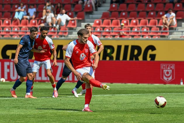 Fußball I Herren I Saison 2026-2027 I Regionalliga I 4. Spieltag I Hallescher FC - Chemnitzer FC I 09.08.2026 Max Kulke (17, Hallescher FC) führt den Elfmeter aus Freisteller, Nahaufnahme, Porträt, Portrait, Einzelfoto, Einzelbild, Körper Halle (Saale) Leuna-Chemie-Stadion Sachsen-Anhalt Deutschland *** Soccer I Men s I 2026–2027 Season I Regionalliga I Matchday 4 I Hallescher FC vs. Chemnitzer FC I August 9, 2026 Max Kulke 17, Hallescher FC takes the penalty kick; free kick, close-up, portrait, individual photo, single image, body; Halle, Saale, Leuna, Chemie Stadium, Saxony-Anhalt, Germany Copyright: xLobeca InesxHähnelx