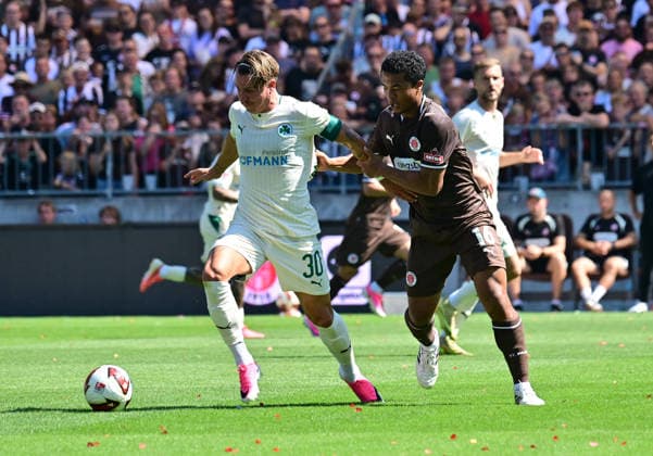 08.08.2026,GER Fußball, Männer, 2.BL, Spieltag 1, Saison 2026 2027, Hamburg, FC St. Pauli vs SpVgg Greuther Fürth Joel Chima Fujita (Pauli 16) versucht sich gegen Felix Klaus (Fürth 30) durchzuetzen DFB DFL regulations prohibit any use of photographs as image sequences and or quasi-video) Hamburg Millerntorstadion Hamburg Deutschland *** August 8, 2026, German Soccer, Men s, 2nd Division, Matchday 1, 2026–2027 Season, Hamburg, FC St. Pauli vs. SpVgg Greuther Fürth: Joel Chima Fujita (Pauli, No. 16) tries to get past Felix Klaus (Fürth, No. 30). DFB and DFL regulations prohibit any use of photographs as image sequences and or quasi-video. Hamburg Millerntorstadion, Hamburg, Germany Copyright: xnordphotoxGmbH xWitkex