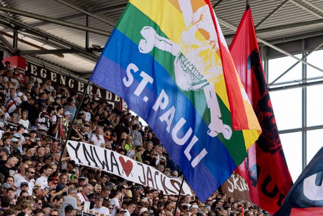 Hamburg, 9. August 2026 - Fußball, 2. Bundesliga 2026 27, FC St. Pauli - SpVgg Greuther Fürth: Fans mit einem YNQA Jacko -Banner DFL REGULATIONS PROHIBIT ANY USE OF PHOTOGRAPHS AS IMAGE SEQUENCES AND OR QUASI-VIDEO. *** Hamburg, August 9, 2026 Soccer, 2026–27 2. Bundesliga, FC St. Pauli vs. SpVgg Greuther Fürth: Fans holding a YNQA Jacko banner. DFL regulations prohibit any use of photographs as image sequences and or quasi-video.
