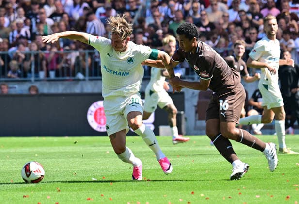 08.08.2026,GER Fußball, Männer, 2.BL, Spieltag 1, Saison 2026 2027, Hamburg, FC St. Pauli vs SpVgg Greuther Fürth Joel Chima Fujita (Pauli 16) versucht sich gegen Felix Klaus (Fürth 30) durchzuetzen DFB DFL regulations prohibit any use of photographs as image sequences and or quasi-video) Hamburg Millerntorstadion Hamburg Deutschland *** August 8, 2026, German Soccer, Men s, 2nd Division, Matchday 1, 2026–2027 Season, Hamburg, FC St. Pauli vs. SpVgg Greuther Fürth: Joel Chima Fujita (Pauli, No. 16) tries to get past Felix Klaus (Fürth, No. 30). DFB and DFL regulations prohibit any use of photographs as image sequences and or quasi-video. Hamburg Millerntorstadion, Hamburg, Germany Copyright: xnordphotoxGmbH xWitkex