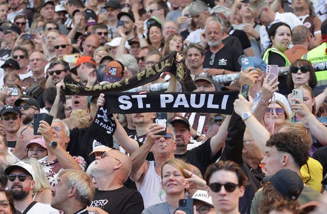 Partystimmung auf St Pauli beim Einlauf Fussball, 2.Liga, Saison 2026-2027 Herren, FC St.Pauli gegen Greuther Fuerth DFL REGULATIONS PROHIBIT ANY USE OF PHOTOGRAPHS AS IMAGE SEQUENCES AND OR QUASI-VIDEO. *** Party atmosphere in St. Pauli as the teams take the field: Soccer, 2nd Division, 2026–2027 Men’s Season, FC St. Pauli vs. Greuther Fürth. DFL regulations prohibit any use of photographs as image sequences and or quasi-video.