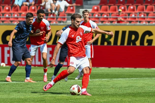 Fußball I Herren I Saison 2026-2027 I Regionalliga I 4. Spieltag I Hallescher FC - Chemnitzer FC I 09.08.2026 Max Kulke (17, Hallescher FC) führt den Elfmeter aus Freisteller, Nahaufnahme, Porträt, Portrait, Einzelfoto, Einzelbild, Körper Halle (Saale) Leuna-Chemie-Stadion Sachsen-Anhalt Deutschland *** Soccer I Men s I 2026–2027 Season I Regionalliga I Matchday 4 I Hallescher FC vs. Chemnitzer FC I August 9, 2026 Max Kulke 17, Hallescher FC takes the penalty kick; free kick, close-up, portrait, individual photo, single image, body; Halle, Saale, Leuna, Chemie Stadium, Saxony-Anhalt, Germany Copyright: xLobeca InesxHähnelx