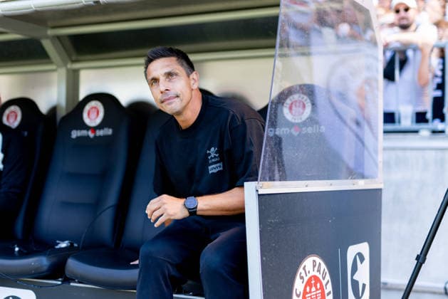 Hamburg, 9. August 2026 - Fußball, 2. Bundesliga 2026 27, FC St. Pauli - SpVgg Greuther Fürth: Marcel Rapp (FC St. Pauli, Trainer) DFL REGULATIONS PROHIBIT ANY USE OF PHOTOGRAPHS AS IMAGE SEQUENCES AND OR QUASI-VIDEO. *** Hamburg, August 9, 2026 Soccer, 2026–27 2. Bundesliga, FC St. Pauli vs. SpVgg Greuther Fürth, Marcel Rapp, FC St. Pauli Coach. DFL regulations prohibit any use of photographs as image sequences and or quasi-video.