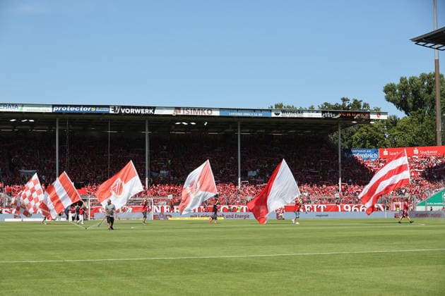 Die Fahnenträger laufen ein. Fussball 2. Bundesliga 2026 2027 FC Energie Cottbus - Hannover 96 *** The flag bearers take the field: 2026–2027 2. Bundesliga soccer match between FC Energie Cottbus and Hannover 96