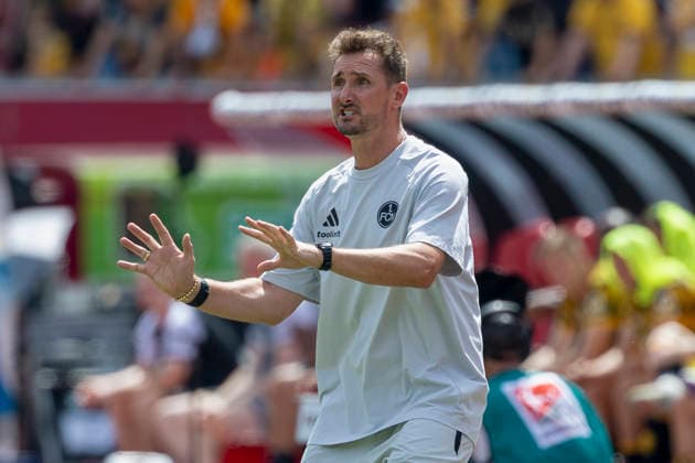 v.l.n.r.: Trainer Miroslav Klose (1.FC Nuernberg), gibt Anweisungen, gestikuliert, mit den Armen gestikulieren gives instructions, gesticulate, gesticolando, emotionen, im 2. Bundesliga-Spiel zwischen dem 1. FC Nürnberg und Dynamo Dresden im Max-Morlock-Stadion, Nürnberg, Deutschland, am 9. August 2026. in action during the 2nd Bundesliga match between 1. FC Nuremberg and Dynamo Dresden at the Max-Morlock Stadium, Nuremberg, Germany, on August 9, 2026. DFB DFL REGULATIONS PROHIBIT ANY USE OF PHOTOGRAPHS AS IMAGE SEQUENCES AND OR QUASI-VIDEO, *** From left to right: Coach Miroslav Klose of 1. FC Nuremberg gives instructions and gestures with his arms during the 2. Bundesliga match between 1. FC Nuremberg and Dynamo Dresden at the Max Morlock Stadium, Nuremberg, Germany, on August 9, 2026, in action during the 2nd Bundesliga match between 1 FC Nuremberg and Dynamo Dresden at the Max Morlock Stadium, Nuremberg, Germany, on August 9, 2026 DFB and DFL regulations prohibit any use of photographs as image sequences and or quasi-video, Copyright: HMBxMedia xHeikoxBecker