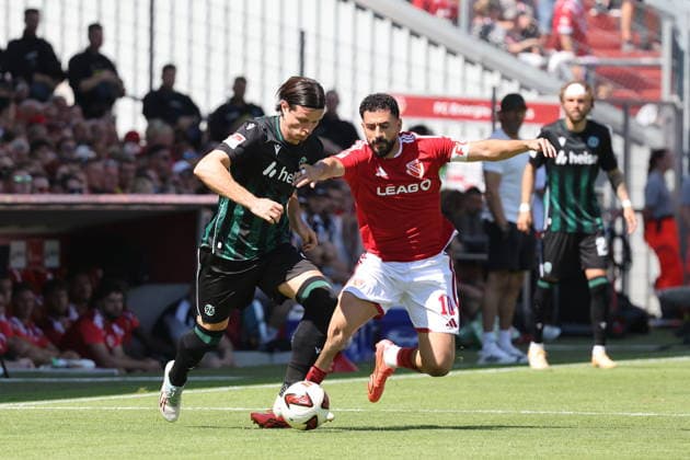 4 Jean Hugonet (Hannover 96, l.) im Duell mit 10 Tolcay Cigerci (Energie Cottbus) Fussball 2. Bundesliga 2026 2027 FC Energie Cottbus - Hannover 96 *** 4 Jean Hugonet, Hannover 96, left, in a duel with 10 Tolcay Cigerci, Energie Cottbus; Soccer; 2. Bundesliga 2026–2027; FC Energie Cottbus; Hannover 96