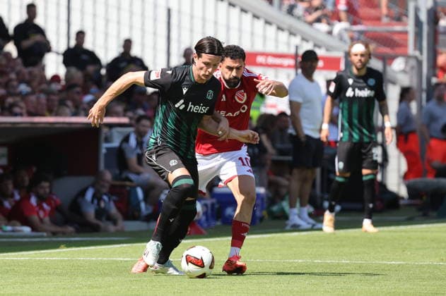 4 Jean Hugonet (Hannover 96, l.) im Duell mit 10 Tolcay Cigerci (Energie Cottbus) Fussball 2. Bundesliga 2026 2027 FC Energie Cottbus - Hannover 96 *** 4 Jean Hugonet, Hannover 96, left, in a duel with 10 Tolcay Cigerci, Energie Cottbus; Soccer; 2. Bundesliga 2026–2027; FC Energie Cottbus; Hannover 96