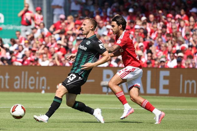 33 Maurice Neubauer (Hannover 96, l.), 9 Lucas Copado (Energie Cottbus) Fussball 2. Bundesliga 2026 2027 FC Energie Cottbus - Hannover 96 *** 33 Maurice Neubauer Hannover 96, left, 9 Lucas Copado Energie Cottbus Soccer 2. Bundesliga 2026–2027 FC Energie Cottbus Hannover 96