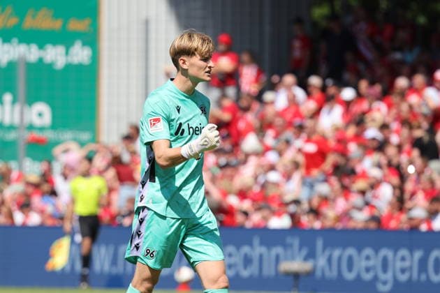 1 Pascal Loretz (Hannover 96) feiert den Hannoveraner Ausgleich Fussball 2. Bundesliga 2026 2027 FC Energie Cottbus - Hannover 96 *** 1 Pascal Loretz Hannover 96 celebrates Hannover s equalizer Soccer 2. Bundesliga 2026–2027 FC Energie Cottbus Hannover 96