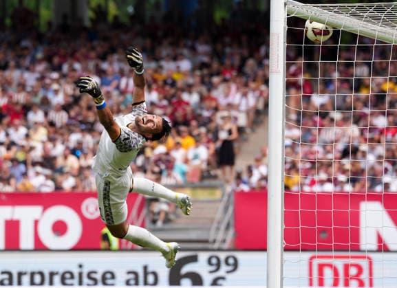 Tim Stanislaw Schreiber ( 1) taucht nach einem Schuss, kann den Ball jedoch nicht sichern. Mohamed Ali Zoma verwertet den Abpraller nach einem Lattentreffer zum Tor. GER, 1. FC Nürnberg vs SG Dynamo Dresden, 2. Bundesliga, 1. Spieltag, Saison 2026-27, Max-Morlock-Stadion, Nürnberg, 09.08.2026 DFL REGULATIONS PROHIBIT ANY USE OF PHOTOGRAPHS AS IMAGE SEQUENCES AND OR QUASI-VIDEO Foto: HMB Media Scott W. Coleman Nürnberg Max-Morlock-Stadion Bayern GER Copyright: xScottxW.xColemanx