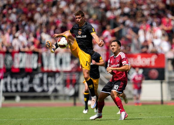 Alexander Rossipal ( 19) kontrolliert den Ball. GER, 1. FC Nürnberg vs SG Dynamo Dresden, 2. Bundesliga, 1. Spieltag, Saison 2026-27, Max-Morlock-Stadion, Nürnberg, 09.08.2026 DFL REGULATIONS PROHIBIT ANY USE OF PHOTOGRAPHS AS IMAGE SEQUENCES AND OR QUASI-VIDEO Foto: HMB Media Scott W. Coleman Nürnberg Max-Morlock-Stadion Bayern GER Copyright: xScottxW.xColemanx