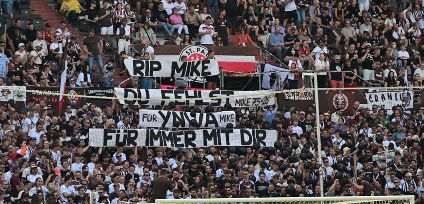08.08.2026,GER Fußball, Männer, 2.BL, Spieltag 1, Saison 2026 2027, Hamburg, FC St. Pauli vs SpVgg Greuther Fürth Feature die Fans von Pauli zeigen Plakate, die mit Jackson Irvine zusammenhängen DFB DFL regulations prohibit any use of photographs as image sequences and or quasi-video) Hamburg Millerntorstadion Hamburg Deutschland *** August 8, 2026, German Soccer, Men s, 2nd Division, Matchday 1, 2026–2027 Season, Hamburg, FC St. Pauli vs. SpVgg Greuther Fürth Feature: St. Pauli fans display posters related to Jackson Irvine. DFB and DFL regulations prohibit any use of photographs as image sequences and or quasi-video. Hamburg Millerntor Stadium, Hamburg, Germany Copyright: xnordphotoxGmbH xWitkex