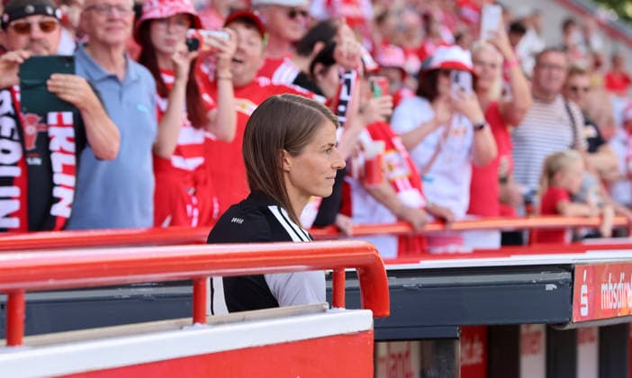 Trainerin Marie Louise Eta bei der Mannschaftsvorstellung im Stadion an der Alten Försterei AF Sportstätte Fußball Fussball Testspiel Frauen Damen Bundesliga Saison 2026 2027 09.08.2026 1.FC Union Berlin FCU vs Inter Mailand DFL regulations prohibit any use of photographs as image sequences and or quasi-video *** Coach Marie Louise Eta at the team presentation at the Alte Försterei Stadium AF Sports Facility Sports Soccer Women s Bundesliga Season 2026–2027 September 8, 2026 1. FC Union Berlin (FCU) vs. Inter Milan DFL regulations prohibit any use of photographs as image sequences and or quasi-video