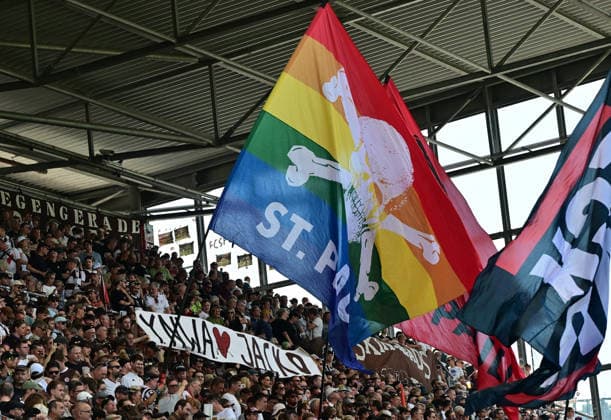 08.08.2026,GER Fußball, Männer, 2.BL, Spieltag 1, Saison 2026 2027, Hamburg, FC St. Pauli vs SpVgg Greuther Fürth Feature die Fans von Pauli zeigen Plakate, die mit Jackson Irvine zusammenhängen DFB DFL regulations prohibit any use of photographs as image sequences and or quasi-video) Hamburg Millerntorstadion Hamburg Deutschland *** August 8, 2026, German Soccer, Men s, 2nd Division, Matchday 1, 2026–2027 Season, Hamburg, FC St. Pauli vs. SpVgg Greuther Fürth Feature: St. Pauli fans display posters related to Jackson Irvine. DFB and DFL regulations prohibit any use of photographs as image sequences and or quasi-video. Hamburg Millerntor Stadium, Hamburg, Germany Copyright: xnordphotoxGmbH xWitkex