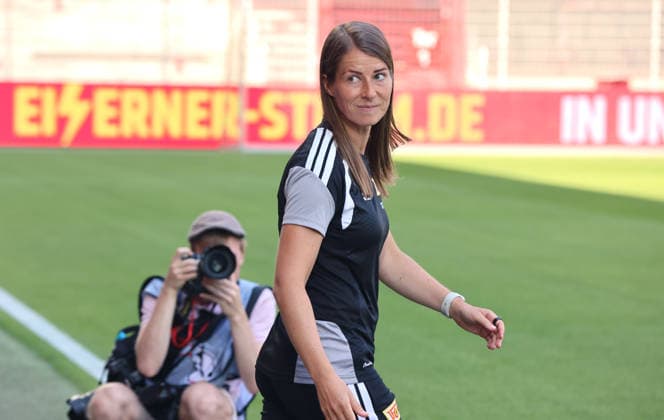 Trainerin Marie Louise Eta bei der Mannschaftsvorstellung im Stadion an der Alten Försterei AF Sportstätte Fußball Fussball Testspiel Frauen Damen Bundesliga Saison 2026 2027 09.08.2026 1.FC Union Berlin FCU vs Inter Mailand DFL regulations prohibit any use of photographs as image sequences and or quasi-video *** Coach Marie Louise Eta at the team presentation at the Alte Försterei Stadium AF Sports Facility Sports Soccer Women s Bundesliga Season 2026–2027 September 8, 2026 1. FC Union Berlin (FCU) vs. Inter Milan DFL regulations prohibit any use of photographs as image sequences and or quasi-video