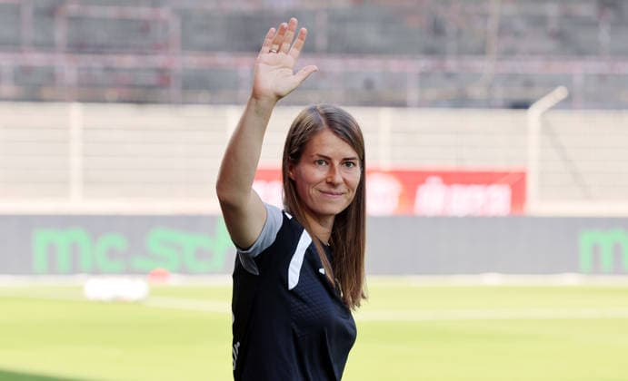 Trainerin Marie Louise Eta bei der Mannschaftsvorstellung im Stadion an der Alten Försterei AF Sportstätte Fußball Fussball Testspiel Frauen Damen Bundesliga Saison 2026 2027 09.08.2026 1.FC Union Berlin FCU vs Inter Mailand DFL regulations prohibit any use of photographs as image sequences and or quasi-video *** Coach Marie Louise Eta at the team presentation at the Alte Försterei Stadium AF Sports Facility Sports Soccer Women s Bundesliga Season 2026–2027 September 8, 2026 1. FC Union Berlin (FCU) vs. Inter Milan DFL regulations prohibit any use of photographs as image sequences and or quasi-video