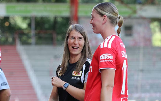 Trainerin Marie Louise Eta, Samantha Steuerwald bei der Mannschaftsvorstellung im Stadion an der Alten Försterei AF Sportstätte Fußball Fussball Testspiel Frauen Damen Bundesliga Saison 2026 2027 09.08.2026 1.FC Union Berlin FCU vs Inter Mailand DFL regulations prohibit any use of photographs as image sequences and or quasi-video *** Coach Marie Louise Eta, Samantha Steuerwald at the team presentation at the Alte Försterei Stadium AF Sports Facility Sports Soccer Women s Bundesliga Season 2026–2027 September 8, 2026 1. FC Union Berlin (FCU) vs. Inter Milan DFL regulations prohibit any use of photographs as image sequences and or quasi-video