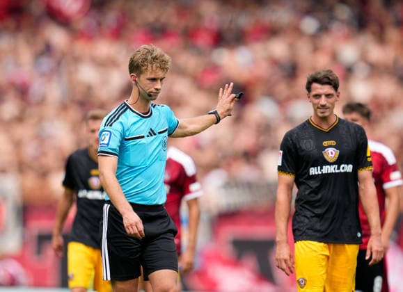 Jarno Wienefeld (Schiedsrichter) wartet auf die Entscheidung des Videoassistenten, bevor ein Tor anerkannt wird. GER, 1. FC Nürnberg vs SG Dynamo Dresden, 2. Bundesliga, 1. Spieltag, Saison 2026-27, Max-Morlock-Stadion, Nürnberg, 09.08.2026 DFL REGULATIONS PROHIBIT ANY USE OF PHOTOGRAPHS AS IMAGE SEQUENCES AND OR QUASI-VIDEO Foto: HMB Media Scott W. Coleman Nürnberg Max-Morlock-Stadion Bayern GER Copyright: xScottxW.xColemanx