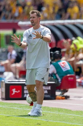 v.l.n.r.: Trainer Miroslav Klose (1.FC Nuernberg), gibt Anweisungen, gestikuliert, mit den Armen gestikulieren gives instructions, gesticulate, gesticolando, emotionen, im 2. Bundesliga-Spiel zwischen dem 1. FC Nürnberg und Dynamo Dresden im Max-Morlock-Stadion, Nürnberg, Deutschland, am 9. August 2026. in action during the 2nd Bundesliga match between 1. FC Nuremberg and Dynamo Dresden at the Max-Morlock Stadium, Nuremberg, Germany, on August 9, 2026. DFB DFL REGULATIONS PROHIBIT ANY USE OF PHOTOGRAPHS AS IMAGE SEQUENCES AND OR QUASI-VIDEO, *** From left to right: Coach Miroslav Klose of 1. FC Nuremberg gives instructions and gestures with his arms during the 2. Bundesliga match between 1. FC Nuremberg and Dynamo Dresden at the Max Morlock Stadium, Nuremberg, Germany, on August 9, 2026, in action during the 2nd Bundesliga match between 1 FC Nuremberg and Dynamo Dresden at the Max Morlock Stadium, Nuremberg, Germany, on August 9, 2026 DFB and DFL regulations prohibit any use of photographs as image sequences and or quasi-video, Copyright: HMBxMedia xHeikoxBecker