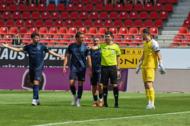Fußball I Herren I Saison 2026-2027 I Regionalliga I 4. Spieltag I Hallescher FC - Chemnitzer FC I 09.08.2026 Schiedsrichter Christoph Beblik (2.v.r.) zeigt auf den Elfmeterpunkt, Chemnitzer Spieler stehen um ihn herum Halle (Saale) Leuna-Chemie-Stadion Sachsen-Anhalt Deutschland *** Soccer I Men s I 2026–2027 Season I Regionalliga I Matchday 4 I Hallescher FC vs. Chemnitzer FC I August 9, 2026 Referee Christoph Beblik (second from right) points to the penalty spot, Chemnitz players are standing around him at the Halle Saale Leuna Chemie Stadium in Saxony-Anhalt, Germany Copyright: xLobeca InesxHähnelx