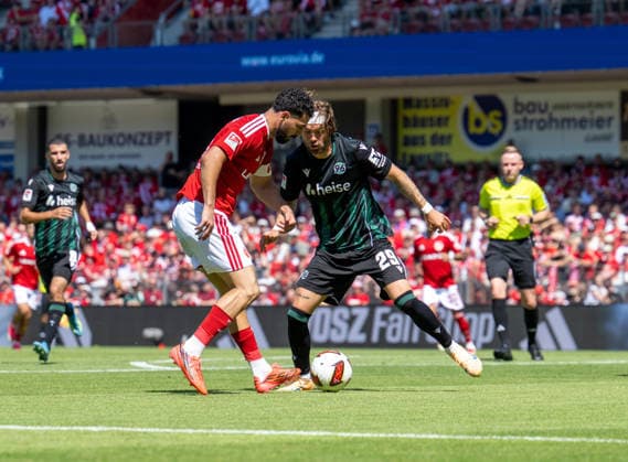 Fussball, Herren, Saison 2026 2027, 2. Bundesliga (1. Spieltag), FC Energie Cottbus - Hannover 96, v.l. Tolcay Cigerci (Energie Cottbus), Kolja Oudenne (Hannover), 09.08. 2026, *** Soccer, Men s, 2026–2027 Season, 2. Bundesliga, Matchday 1, FC Energie Cottbus vs. Hannover 96, from left: Tolcay Cigerci (Energie Cottbus), Kolja Oudenne (Hannover), August 9, 2026, Copyright: xSebastianxRäppold MatthiasxKochx