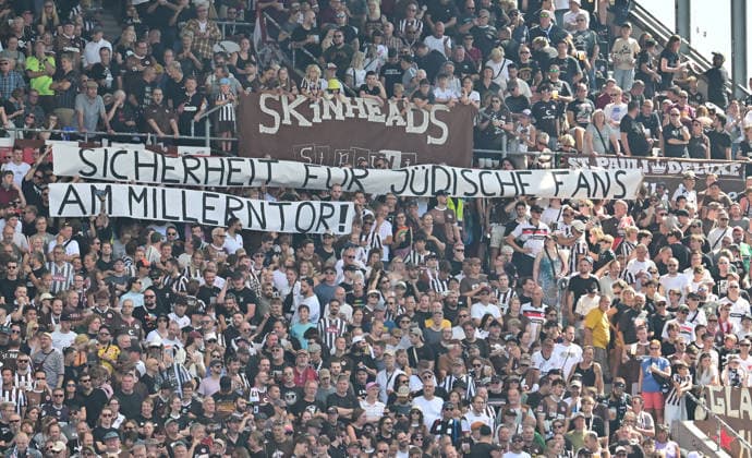 08.08.2026,GER Fußball, Männer, 2.BL, Spieltag 1, Saison 2026 2027, Hamburg, FC St. Pauli vs SpVgg Greuther Fürth Feature die Fans von Pauli zeigen Plakate, die mit Jackson Irvine zusammenhängen DFB DFL regulations prohibit any use of photographs as image sequences and or quasi-video) Hamburg Millerntorstadion Hamburg Deutschland *** August 8, 2026, German Soccer, Men s, 2nd Division, Matchday 1, 2026–2027 Season, Hamburg, FC St. Pauli vs. SpVgg Greuther Fürth Feature: St. Pauli fans display posters related to Jackson Irvine. DFB and DFL regulations prohibit any use of photographs as image sequences and or quasi-video. Millerntor Stadium, Hamburg, Germany Copyright: xnordphotoxGmbH xWitkex