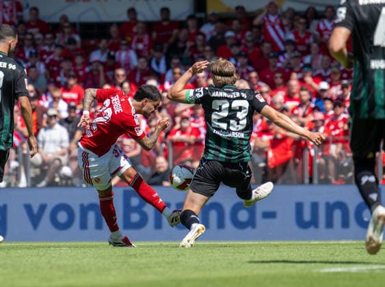 Fussball, Herren, Saison 2026 2027, 2. Bundesliga (1. Spieltag), FC Energie Cottbus - Hannover 96, v.l. Leonardo Bittencourt (Energie Cottbus), Stefan Teitur Thordarson (Hannover), 09.08. 2026, *** Soccer, Men s, 2026–2027 Season, 2. Bundesliga, Matchday 1, FC Energie Cottbus vs. Hannover 96, from left: Leonardo Bittencourt (Energie Cottbus), Stefan Teitur Thordarson (Hannover), August 9, 2026, Copyright: xSebastianxRäppold MatthiasxKochx