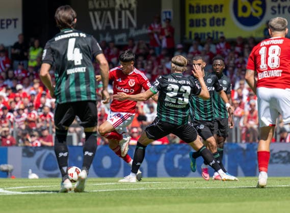 Fussball, Herren, Saison 2026 2027, 2. Bundesliga (1. Spieltag), FC Energie Cottbus - Hannover 96, v.l. Jean Hugonet (Hannover), Jannis Boziaris (Energie Cottbus), Stefan Teitur Thordarson (Hannover), 09.08. 2026, *** Soccer, Men s, 2026–2027 Season, 2. Bundesliga, Matchday 1, FC Energie Cottbus vs. Hannover 96, from left: Jean Hugonet (Hannover), Jannis Boziaris (Energie Cottbus), Stefan Teitur Thordarson (Hannover), August 9, 2026, Copyright: xSebastianxRäppold MatthiasxKochx
