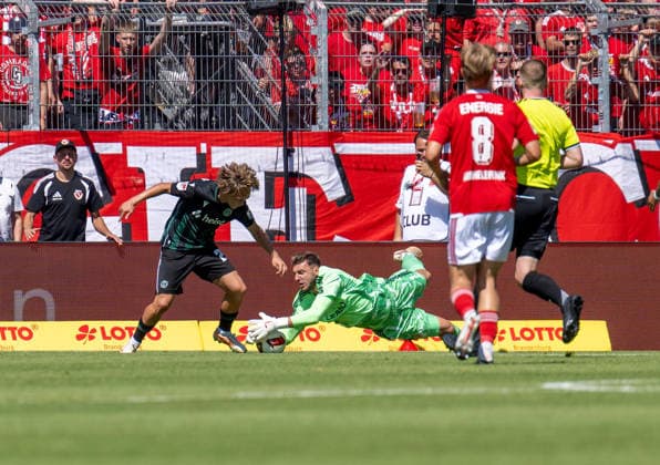 Fussball, Herren, Saison 2026 2027, 2. Bundesliga (1. Spieltag), FC Energie Cottbus - Hannover 96, v.l. Lars Gindorf (Hannover), Torhüter Marcel Lotka (Energie Cottbus), Lukas Michelbrink (Energie Cottbus), 09.08. 2026, *** Soccer, Men s, 2026–2027 Season, 2. Bundesliga, Matchday 1, FC Energie Cottbus vs. Hannover 96, from left: Lars Gindorf (Hannover), goalkeeper Marcel Lotka (Energie Cottbus), Lukas Michelbrink (Energie Cottbus), August 9, 2026, Copyright: xSebastianxRäppold MatthiasxKochx