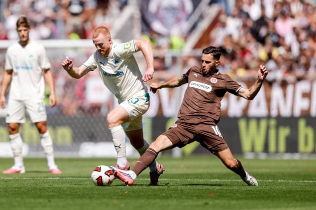Hamburg, 9. August 2026 - Fußball, 2. Bundesliga 2026 27, FC St. Pauli - SpVgg Greuther Fürth: Paul Will (SpVgg Greuther Fürth, 13), Branimir Hrgota (FC St. Pauli, 10) DFL REGULATIONS PROHIBIT ANY USE OF PHOTOGRAPHS AS IMAGE SEQUENCES AND OR QUASI-VIDEO. *** Hamburg, August 9, 2026 Soccer, 2026–27 2. Bundesliga, FC St. Pauli vs. SpVgg Greuther Fürth; Paul Will (SpVgg Greuther Fürth), 13; Branimir Hrgota (FC St. Pauli), 10. DFL regulations prohibit any use of photographs as image sequences and or quasi-video.