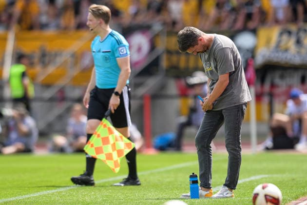 Fußball, 2. Bundesliga, 20260809, 1. FC Nürnberg - SG Dynamo Dresden. Im Bild Trainer Dresden Thomas STAMM Notizen Notiz notiert hält fest schreibt auf. Nürnberg Max-Morlock-Stadion Bayern Deutschland *** Soccer, 2. Bundesliga, 20260809, 1. FC Nürnberg vs. SG Dynamo Dresden. Pictured: Dresden coach Thomas STAMM. Notes. Note. Jots down. Records. Writes down. Nürnberg. Max Morlock Stadium. Bavaria. Germany Copyright: Passion2Press MarkusxFischerx