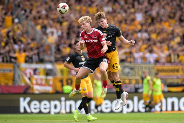 Fußball, 2. Bundesliga, 20260809, 1. FC Nürnberg - SG Dynamo Dresden. Im Bild v.l. Piet SCOBEL (Nürnberg, 19), Friedrich MÜLLER (Dresden, 42) Kopfballduell. Nürnberg Max-Morlock-Stadion Bayern Deutschland *** Soccer, 2. Bundesliga, 20260809, 1. FC Nürnberg vs. SG Dynamo Dresden. Pictured, from left: Piet SCOBEL (Nürnberg, 19) and Friedrich MÜLLER (Dresden, 42). Heading duel at the Max Morlock Stadium in Nuremberg, Bavaria, Germany Copyright: Passion2Press MarkusxFischerx