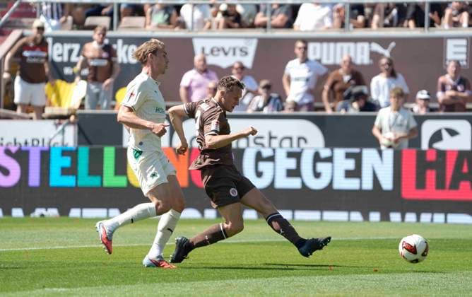 Foto : Martijn KAARS (Pauli) verpasst mit diesem Schuss die Chance zum 1-0 Fussball 2. Bundesliga , 1. Spieltag am So. 09.08.2026 FC St. Pauli - Spvgg Greuther Fürth *** Photo by Martijn KAARS: With this shot, Pauli misses the chance to make it 1–0. Soccer, 2. Bundesliga, Matchday 1 on Sun, Aug 9, 2026: FC St. Pauli vs. Spvgg Greuther Fürth