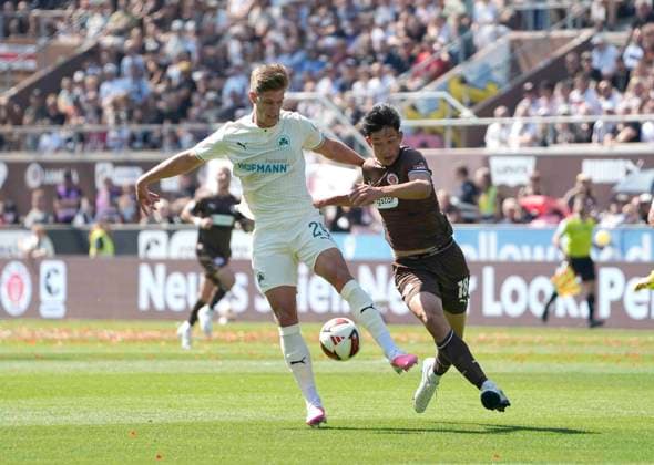 Foto : Taichi HARA (Pauli) gegen Krisztian KERESZTES (Fürth , links) Fussball 2. Bundesliga , 1. Spieltag am So. 09.08.2026 FC St. Pauli - Spvgg Greuther Fürth *** Photo by Taichi HARA: St. Pauli vs. Krisztian KERESZTES, Fürth; left: Soccer, 2. Bundesliga, Matchday 1 on Sun, Aug. 9, 2026, FC St. Pauli vs. Spvgg Greuther Fürth