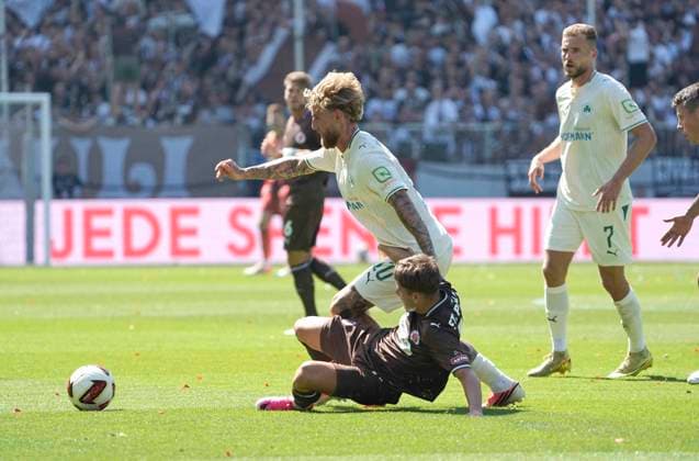Foto : Arkadiusz PYRKA (Pauli) grätscht gegen Ole POHLMANN (Fürth) Fussball 2. Bundesliga , 1. Spieltag am So. 09.08.2026 FC St. Pauli - Spvgg Greuther Fürth *** Photo by Arkadiusz PYRKA: Pauli slides in against Ole POHLMANN. Fürth Soccer, 2. Bundesliga, Matchday 1 on Sun, Aug 9, 2026: FC St. Pauli vs. Spvgg Greuther Fürth