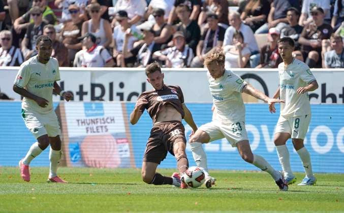 Foto : Branimir HRGOTA (Pauli) gegen Jannik DEHM (Fürth , rechts) Fussball 2. Bundesliga , 1. Spieltag am So. 09.08.2026 FC St. Pauli - Spvgg Greuther Fürth *** Photo by Branimir HRGOTA: St. Pauli vs. Jannik DEHM, Fürth; right: Soccer, 2. Bundesliga, Matchday 1 on Sun, Aug. 9, 2026; FC St. Pauli vs. Spvgg Greuther Fürth