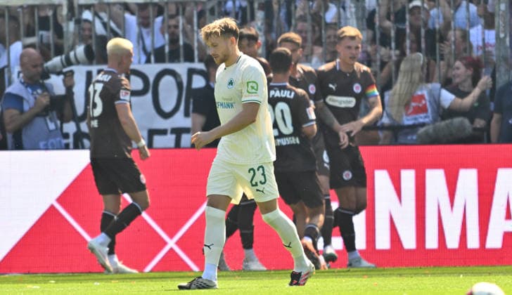 09.08.2026 - Fussball - Saison 2026 2027 - 2. Fussball - Bundesliga - 01. Spieltag: FC Sankt St Pauli STP - SpVgg Greuther Fürth SGF ( Kleeblatt ) - Sportfoto Zink - xwoxzix - DFL regulations prohibit any use of photographs as image sequences and or quasi-video - only for editorial use - Jannik Dehm ( 23, SpVgg Greuther Fürth ) enttäuscht Enttäuschung - hinten Torjubel Jubel Freude nach Treffer Tor Torschuß zum 1:0 durch Marcus Mathisen (6, FC St. Pauli ) - Torjubel Jubel Freude nach Treffer Tor Torschuß zum 1:0 durch Marcus Mathisen (6, FC St. Pauli ) - *** August 9, 2026 Soccer Season 2026–2027, Matchday 2, Bundesliga, FC Sankt St. Pauli (STP) vs. SpVgg Greuther Fürth (SGF) Kleeblatt Sports Photo by Zink xwoxzix DFL regulations prohibit any use of photographs as image sequences and or quasi-video; for editorial use only. Jannik Dehm 23, SpVgg Greuther Fürth disappointed; disappointment in the back; goal celebration; jubilation; joy after the goal; shot on goal for the 1–0 by Marcus Mathisen 6, FC St. Pauli goal celebration, jubilation, joy after the goal, shot on goal for the 1–0 by Marcus Mathisen 6, FC St. Pauli