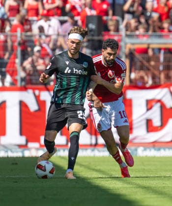 Fussball, Herren, Saison 2026 2027, 2. Bundesliga (1. Spieltag), FC Energie Cottbus - Hannover 96, v.l. Kolja Oudenne (Hannover), Tolcay Cigerci (Energie Cottbus), 09.08. 2026, *** Soccer, Men s, 2026–2027 Season, 2. Bundesliga, Matchday 1, FC Energie Cottbus vs. Hannover 96, from left: Kolja Oudenne (Hannover), Tolcay Cigerci (Energie Cottbus), August 9, 2026, Copyright: xSebastianxRäppold MatthiasxKochx