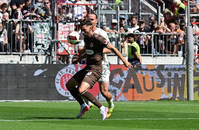 08.08.2026,GER Fußball, Männer, 2.BL, Spieltag 1, Saison 2026 2027, Hamburg, FC St. Pauli vs SpVgg Greuther Fürth Branimir Hrgoto (Pauli 10) versucht sich gegen Jannis Heuer (Fürth 22) durchzusetzen DFB DFL regulations prohibit any use of photographs as image sequences and or quasi-video) Hamburg Millerntorstadion Hamburg Deutschland *** August 8, 2026, German Soccer, Men, 2nd Division, Matchday 1, 2026–2027 Season, Hamburg, FC St. Pauli vs. SpVgg Greuther Fürth: Branimir Hrgoto (Pauli 10) tries to get past Jannis Heuer (Fürth 22). DFB and DFL regulations prohibit any use of photographs as image sequences and or quasi-video. Millerntorstadion, Hamburg, Germany Copyright: xnordphotoxGmbH xWitkex