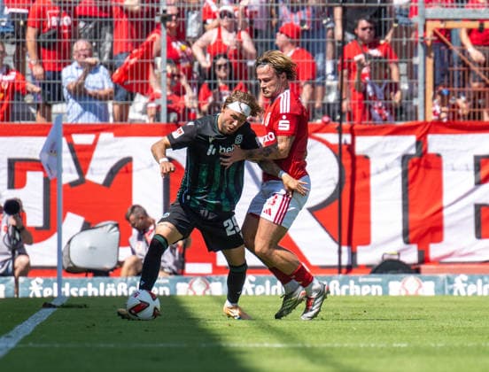 Fussball, Herren, Saison 2026 2027, 2. Bundesliga (1. Spieltag), FC Energie Cottbus - Hannover 96, v.l. Kolja Oudenne (Hannover), Henry Rorig (Energie Cottbus), 09.08. 2026, *** Soccer, Men s, 2026–2027 Season, 2. Bundesliga, Matchday 1, FC Energie Cottbus vs. Hannover 96, from left: Kolja Oudenne (Hannover), Henry Rorig (Energie Cottbus), August 9, 2026, Copyright: xSebastianxRäppold MatthiasxKochx