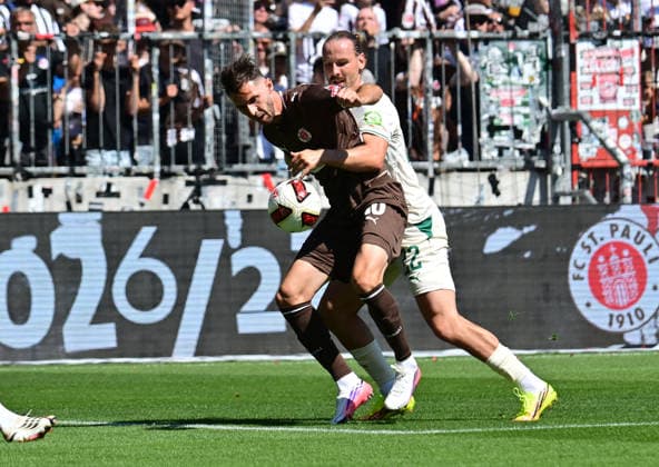 08.08.2026,GER Fußball, Männer, 2.BL, Spieltag 1, Saison 2026 2027, Hamburg, FC St. Pauli vs SpVgg Greuther Fürth Branimir Hrgoto (Pauli 10) versucht sich gegen Jannis Heuer (Fürth 22) durchzusetzen DFB DFL regulations prohibit any use of photographs as image sequences and or quasi-video) Hamburg Millerntorstadion Hamburg Deutschland *** August 8, 2026, German Soccer, Men, 2nd Division, Matchday 1, 2026–2027 Season, Hamburg, FC St. Pauli vs. SpVgg Greuther Fürth: Branimir Hrgoto (Pauli 10) tries to get past Jannis Heuer (Fürth 22). DFB and DFL regulations prohibit any use of photographs as image sequences and or quasi-video. Millerntorstadion, Hamburg, Germany Copyright: xnordphotoxGmbH xWitkex