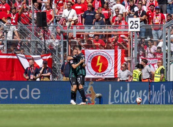 Fussball, Herren, Saison 2026 2027, 2. Bundesliga (1. Spieltag), FC Energie Cottbus - Hannover 96, v.l. Maurice Neubauer (Hannover), Bastian Allgeier (Hannover), Jubel nach Tor zum 1:1, 09.08. 2026, *** Soccer, Men s, 2026–2027 Season, 2. Bundesliga, Matchday 1, FC Energie Cottbus vs. Hannover 96, from left: Maurice Neubauer (Hannover), Bastian Allgeier (Hannover), celebration after the 1–1 goal, August 9, 2026, Copyright: xSebastianxRäppold MatthiasxKochx