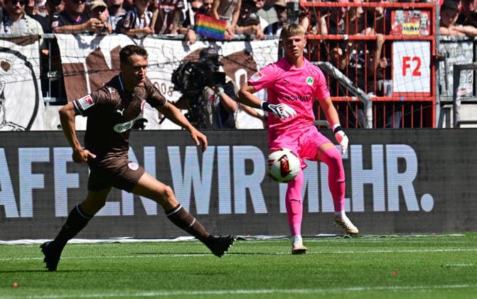 08.08.2026,GER Fußball, Männer, 2.BL, Spieltag 1, Saison 2026 2027, Hamburg, FC St. Pauli vs SpVgg Greuther Fürth Taichi Hara (Pauli 18) setzt sich gegen Torwart Florian Hellstern (Fürth 01)durch DFB DFL regulations prohibit any use of photographs as image sequences and or quasi-video) Hamburg Millerntorstadion Hamburg Deutschland *** August 8, 2026, German Soccer, Men s, 2nd Division, Matchday 1, 2026–2027 Season, Hamburg, FC St. Pauli vs. SpVgg Greuther Fürth: Taichi Hara (Pauli 18) scores past goalkeeper Florian Hellstern (Fürth 01). DFB and DFL regulations prohibit any use of photographs as image sequences and or quasi-video. Hamburg Millerntorstadion, Hamburg, Germany Copyright: xnordphotoxGmbH xWitkex