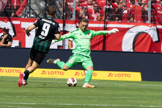 Hält seine Mannschaft im Spiel: Marcel Lotka (Energie Cottbus, 1) 09.08.2026, Energie Cottbus vs Hannover 96, Fussball, 2. Bundesliga, Energie Stadion, Cottbus DFL regulations prohibit any use of photographs as image sequences and or quasi-video. *** Keeps his team in the game: Marcel Lotka, Energie Cottbus, August 1, 2026, Energie Cottbus vs. Hannover 96, soccer, 2. Bundesliga, Energie Stadium, Cottbus. DFL regulations prohibit any use of photographs as image sequences and or quasi-video. Copyright: HMBxMedia xFinnxWeidmann
