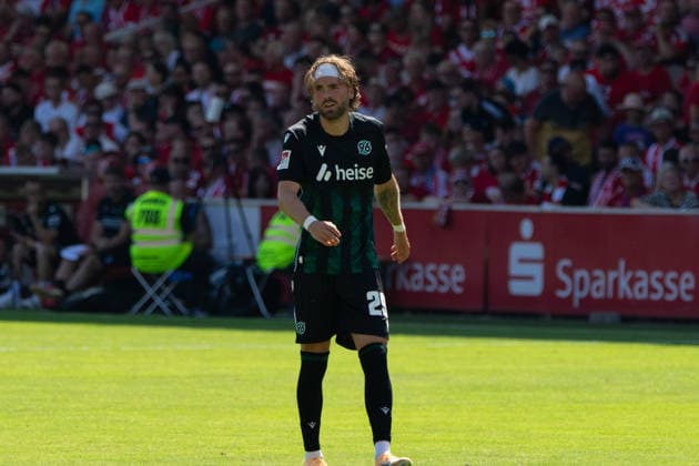 Kolja Oudenne (Hannover 96, 29) 09.08.2026, Energie Cottbus vs Hannover 96, Fussball, 2. Bundesliga, Energie Stadion, Cottbus DFL regulations prohibit any use of photographs as image sequences and or quasi-video. *** Kolja Oudenne, Hannover 96, September 29, 2026, Energie Cottbus vs. Hannover 96, soccer, 2. Bundesliga, Energie Stadium, Cottbus. DFL regulations prohibit any use of photographs as image sequences and or quasi-video. Copyright: HMBxMedia xFinnxWeidmann