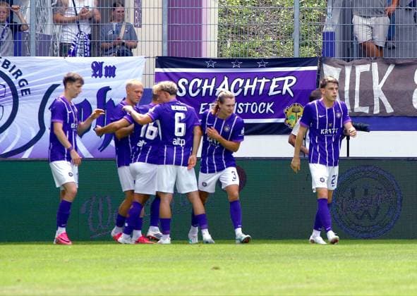 Jubel um den Torschützen Torschütze Simon Skarlatidis (Aue) nach dem 1:0. Fußball Regionalliga Nordost 2026 27 FC Erzgebirge Aue - BFC Preussen am 9.8.2026 Erzgebirge Aue - BFC Preussen *** Celebrations for goal scorer Simon Skarlatidis of Aue after the 1–0 victory in the 2026–27 Regionalliga Nordost soccer match between FC Erzgebirge Aue and BFC Preussen on August 9, 2026. Erzgebirge Aue vs. BFC Preussen
