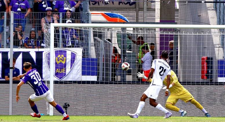 Simon Skarlatidis (Aue, links) überwindet Torhüter Florian Palmowski (BFC Preussen) zum 1:0. Fußball Regionalliga Nordost 2026 27 FC Erzgebirge Aue - BFC Preussen am 9.8.2026 Erzgebirge Aue - BFC Preussen *** Simon Skarlatidis of Aue beats goalkeeper Florian Palmowski of BFC Preussen on the left to make it 1–0. Soccer, Northeast Regional League 2026–27: FC Erzgebirge Aue vs. BFC Preussen on August 9, 2026. Erzgebirge Aue vs. BFC Preussen